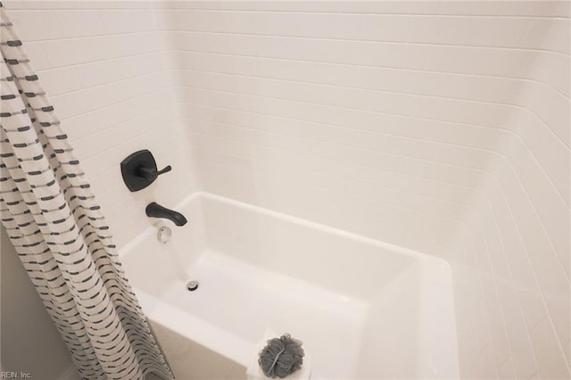 bathroom with shower / tub combo