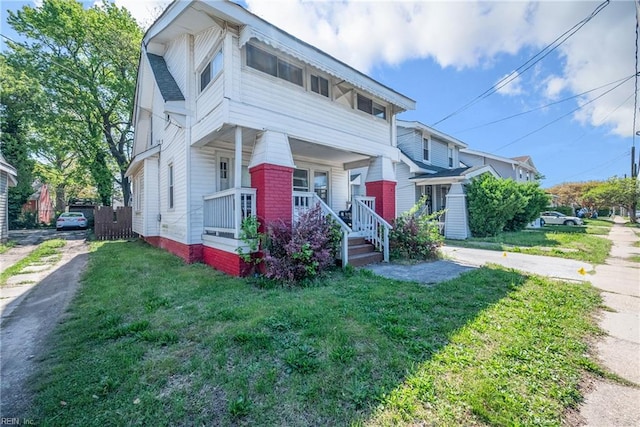 view of front of property featuring a porch and a front yard