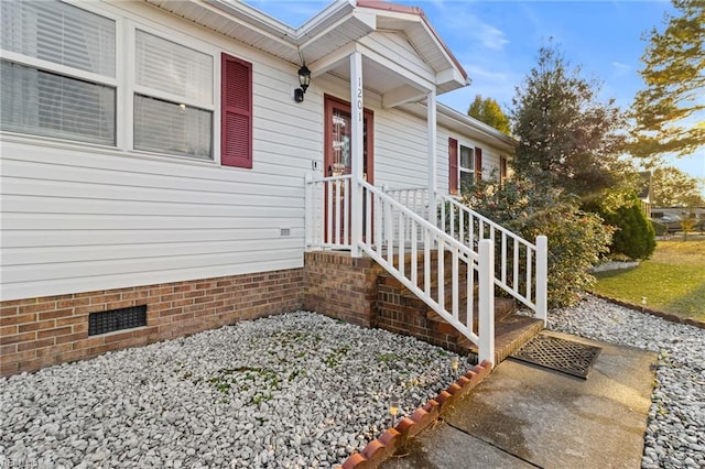 property entrance featuring crawl space