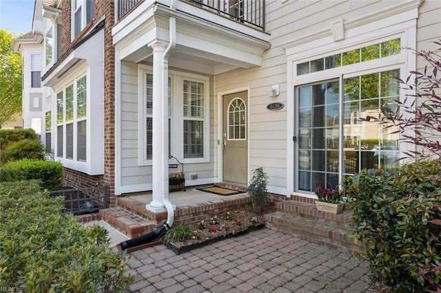 property entrance featuring a balcony
