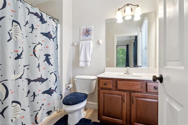 full bath featuring toilet, vanity, and a shower with curtain