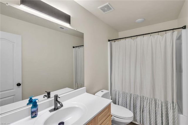 full bathroom featuring visible vents, toilet, vanity, and a shower with curtain