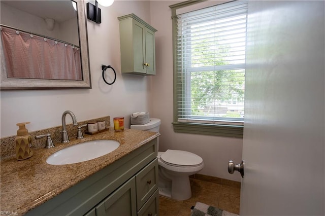 full bath featuring tile patterned flooring, toilet, vanity, and a shower with shower curtain