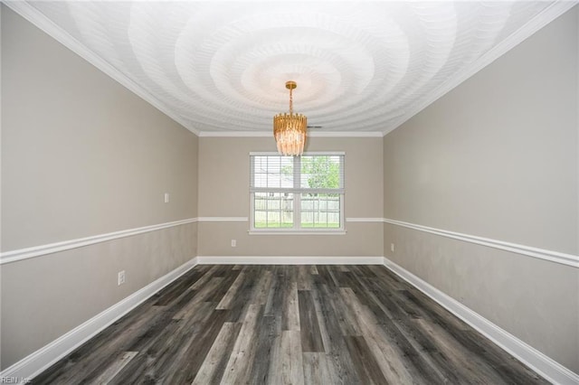 spare room with dark wood-type flooring, a chandelier, and ornamental molding