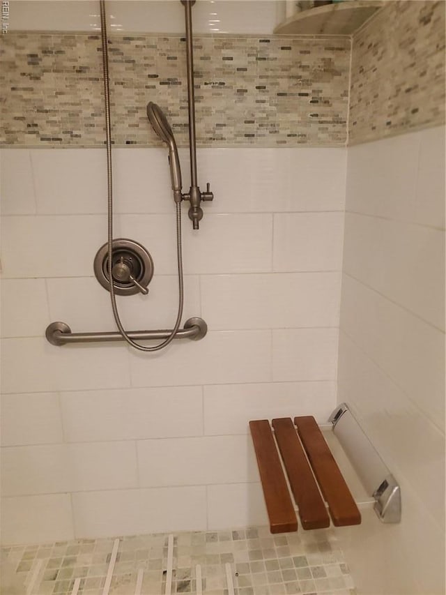details featuring tiled shower
