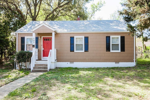 view of front of home featuring a front lawn, crawl space, and roof with shingles