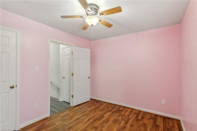 unfurnished bedroom featuring baseboards, a ceiling fan, and wood finished floors