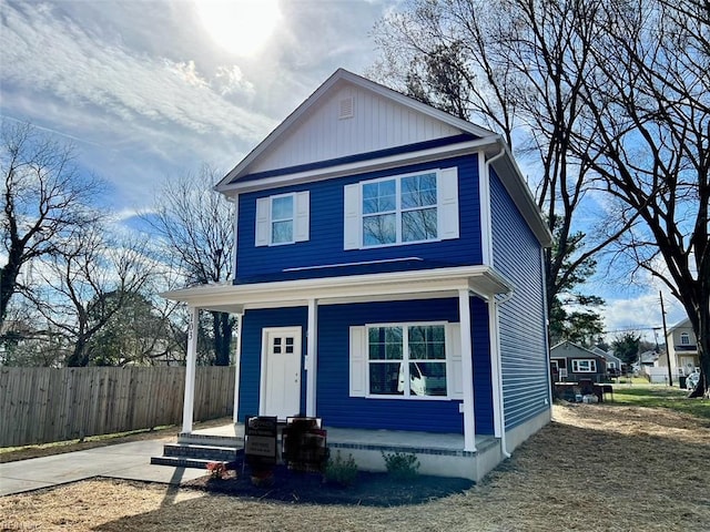 view of front facade with fence and covered porch