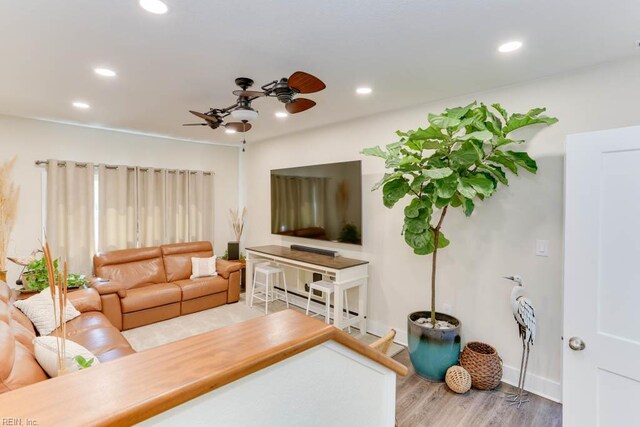 living room with baseboards, a ceiling fan, wood finished floors, and recessed lighting