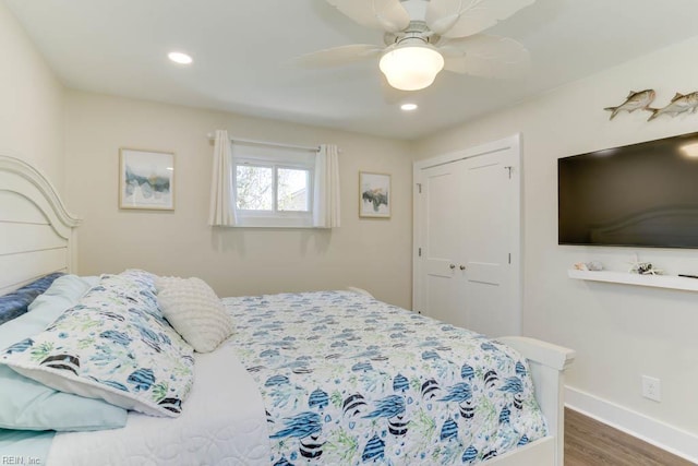 bedroom with wood finished floors, a closet, ceiling fan, baseboards, and recessed lighting