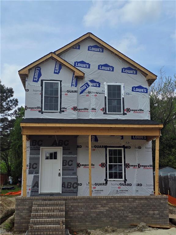 view of front facade featuring fence and covered porch
