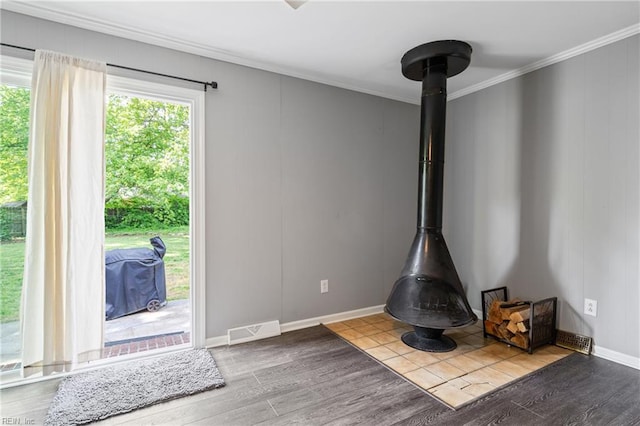room details featuring baseboards, ornamental molding, wood finished floors, and visible vents