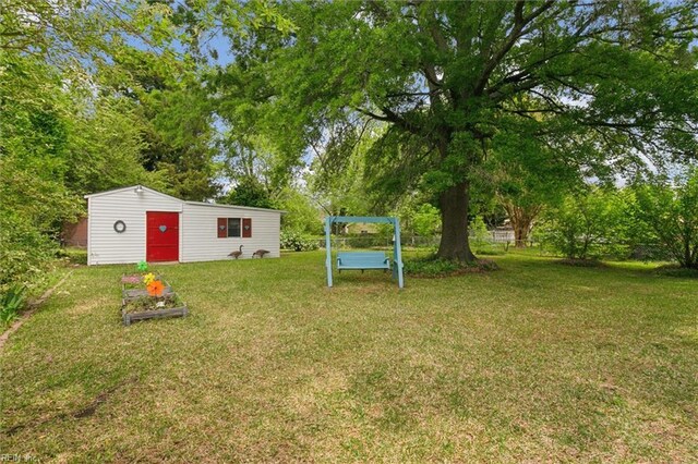 view of yard featuring an outdoor structure