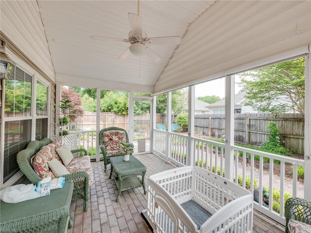 sunroom / solarium featuring outdoor lounge area and a ceiling fan