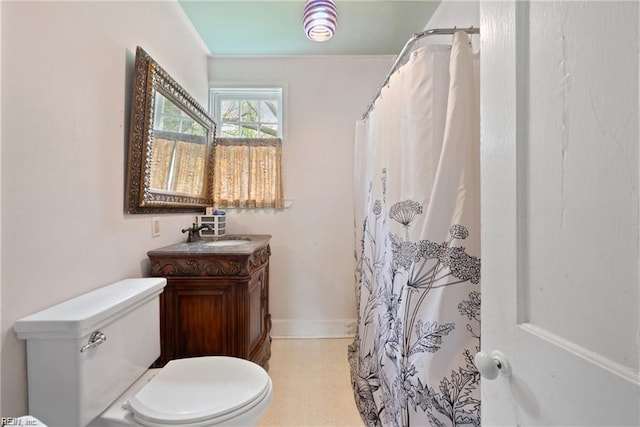 full bath featuring tile patterned floors, toilet, vanity, a shower with curtain, and baseboards