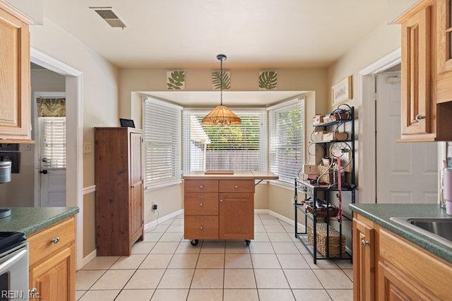1609 Macgregory Ct, Virginia Beach, VA 23464 - kitchen featuring light tile patterned floors, baseboards, hanging light fixtures, and visible vents