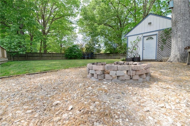 view of yard featuring a fenced backyard and an outbuilding