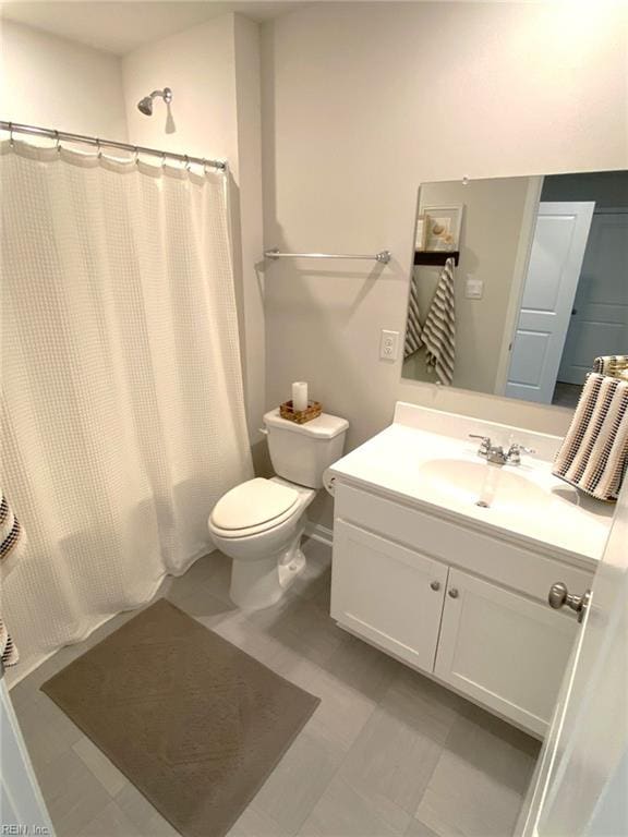 1547 Stanford Ln, Newport News, VA 23608 - full bathroom with vanity, curtained shower, and toilet