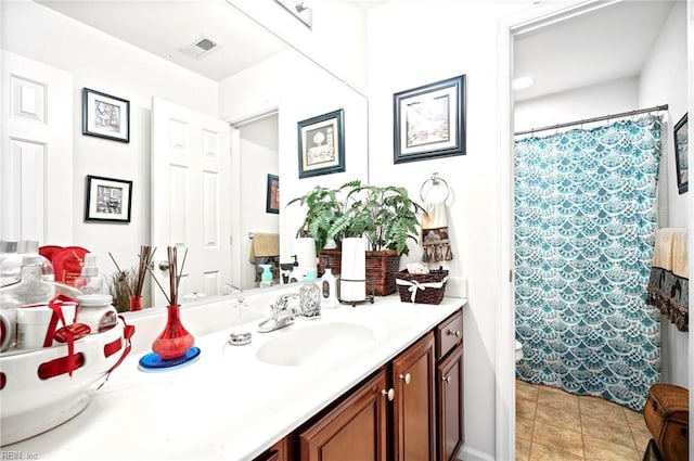 full bath featuring a shower with shower curtain, visible vents, and vanity