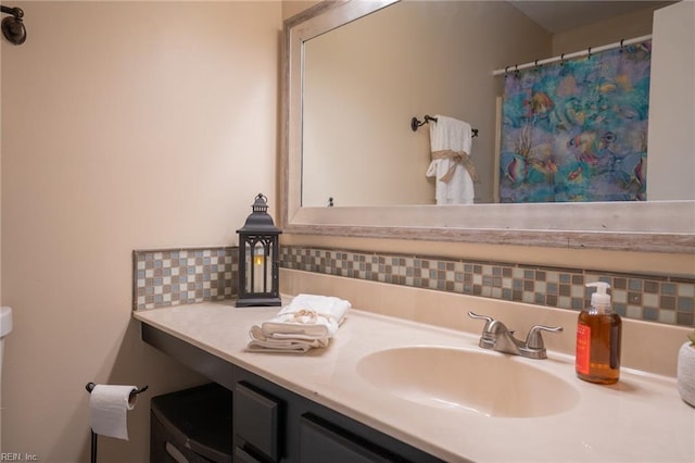 bathroom featuring a shower with shower curtain, vanity, and decorative backsplash