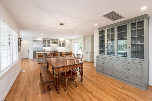 dining room featuring recessed lighting, visible vents, light wood-style flooring, and baseboards