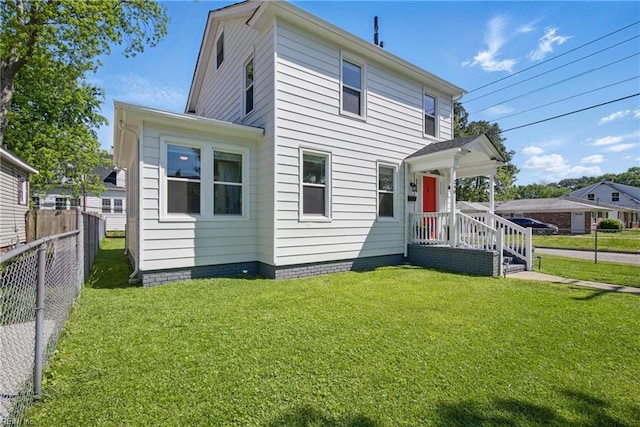 view of front of home featuring fence and a front lawn