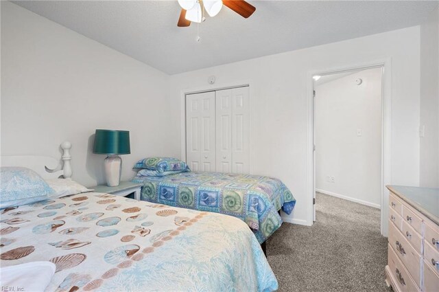 bedroom featuring baseboards, a ceiling fan, a closet, and carpet