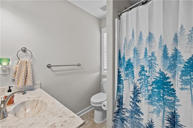 bathroom with a shower with curtain, visible vents, baseboards, toilet, and vanity