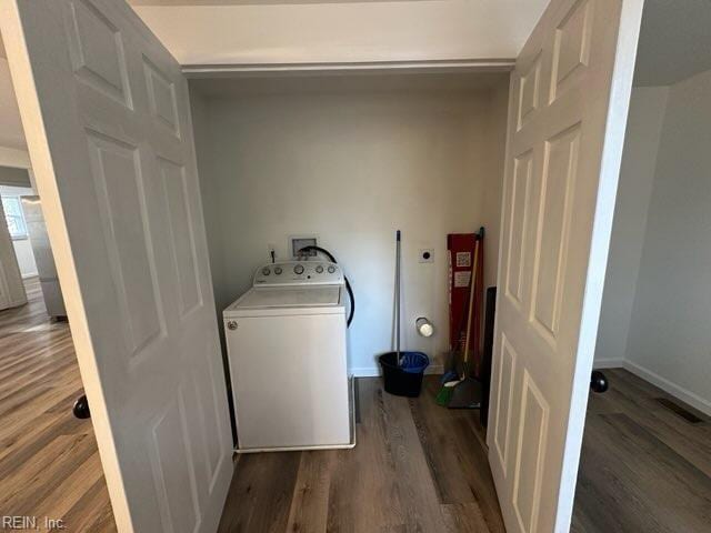 407 Wilson Ct, Suffolk, VA 23434 - clothes washing area featuring dark wood-style floors, laundry area, washer / clothes dryer, visible vents, and baseboards