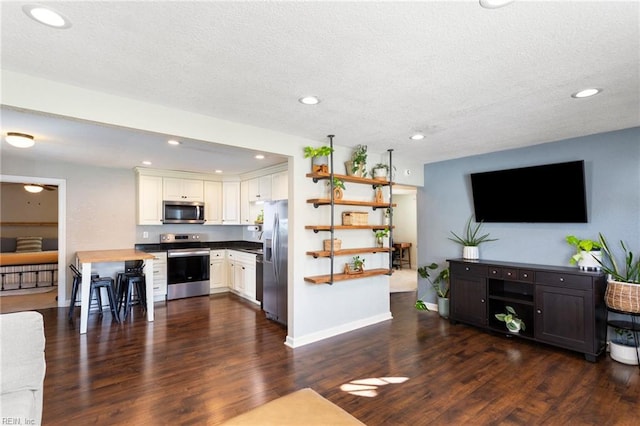living area with dark wood-type flooring, recessed lighting, and baseboards