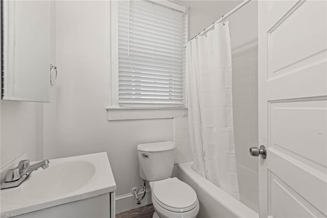 full bath featuring baseboards, shower / bathtub combination with curtain, toilet, and vanity