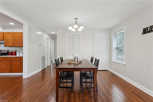 dining area featuring recessed lighting, a chandelier, dark wood-type flooring, visible vents, and baseboards