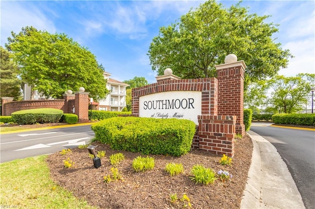 view of community / neighborhood sign