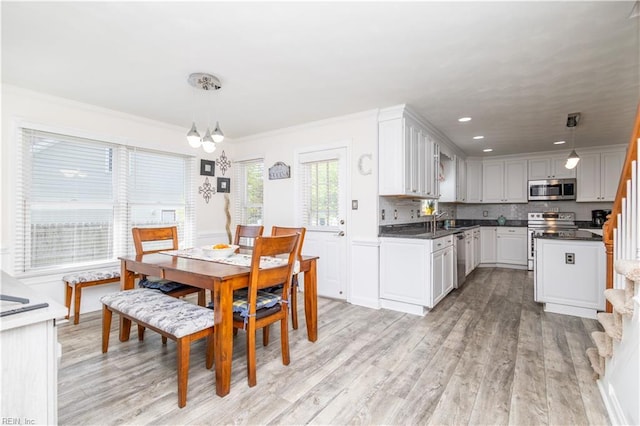dining room featuring an inviting chandelier, recessed lighting, ornamental molding, and light wood-type flooring