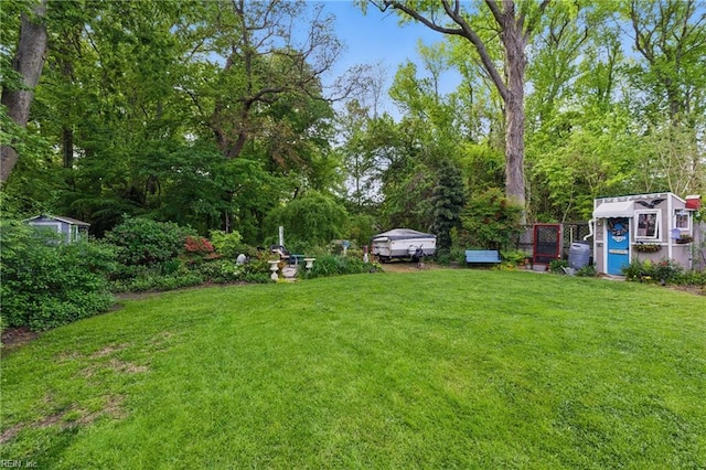 view of yard featuring an outbuilding