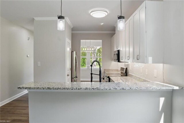 1612 Nansemond Pkwy, Suffolk, VA 23434 - kitchen with stainless steel appliances, decorative backsplash, a peninsula, and baseboards