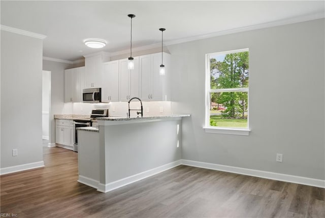 1612 Nansemond Pkwy, Suffolk, VA 23434 - kitchen featuring appliances with stainless steel finishes, wood finished floors, crown molding, and white cabinets