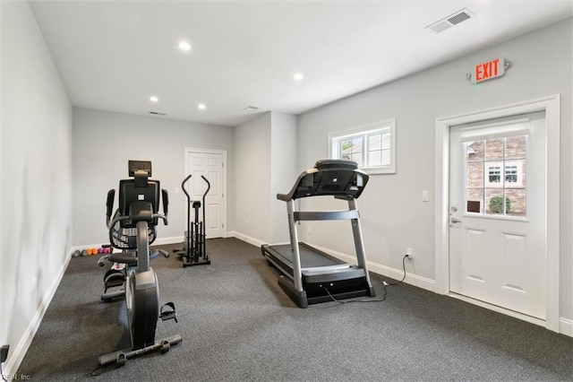 exercise room featuring visible vents, recessed lighting, and baseboards