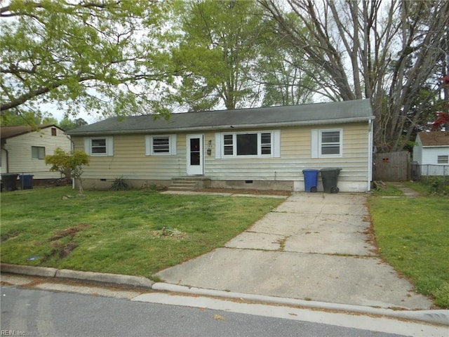 ranch-style home featuring fence, a front lawn, and crawl space