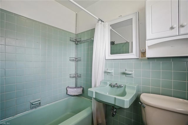 full bathroom featuring toilet, shower / bath combination with curtain, a sink, and backsplash