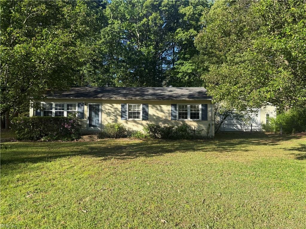 view of front of home with a front lawn