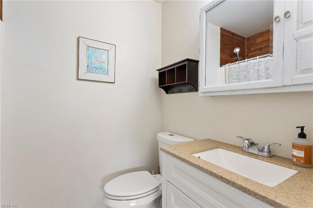 full bathroom with vanity, toilet, and curtained shower