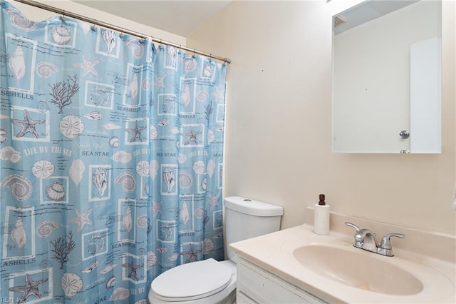 full bath featuring vanity, toilet, and a shower with curtain