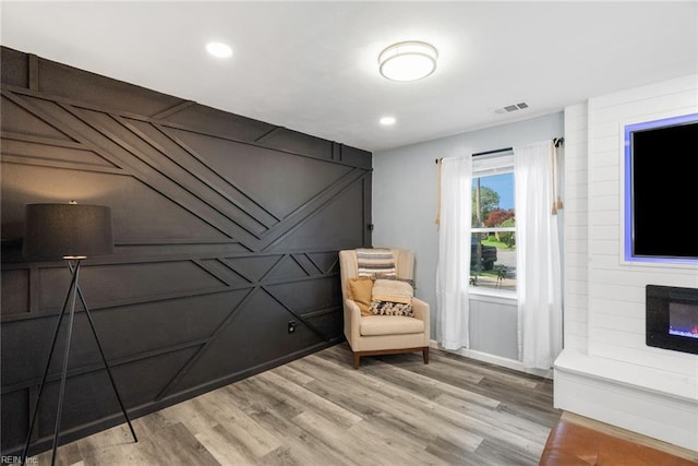 living area with recessed lighting, visible vents, and light wood-style flooring