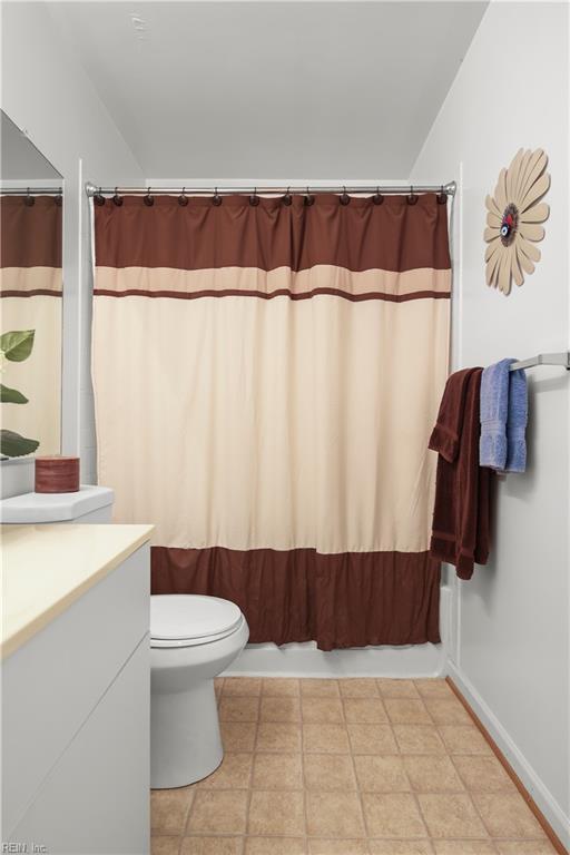 full bathroom with vanity, toilet, and curtained shower