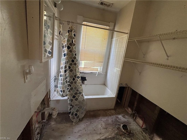 full bath featuring visible vents and shower / tub combo with curtain