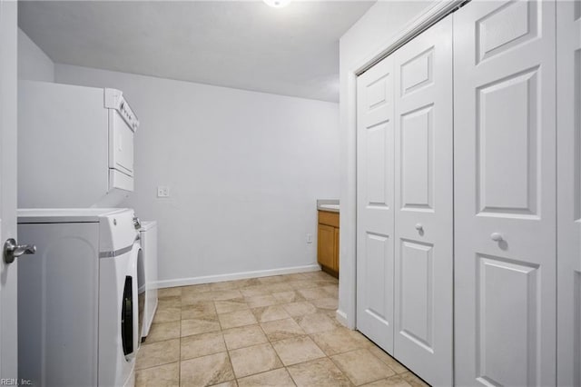 laundry area with baseboards, laundry area, and washer and dryer
