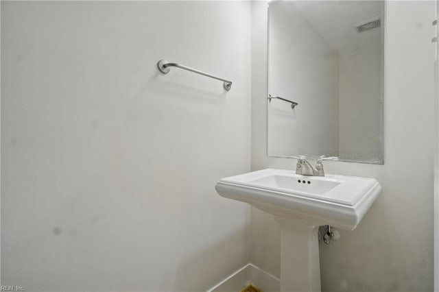 bathroom with visible vents and baseboards