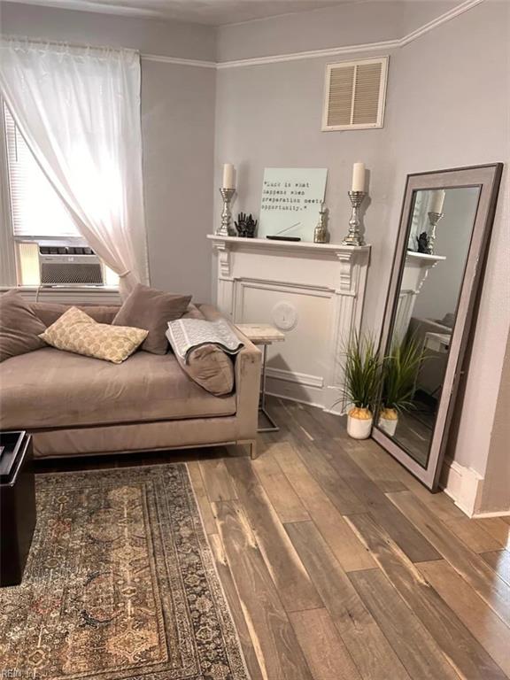 639 Mt Vernon Ave, Portsmouth, VA 23707 - living area featuring cooling unit, visible vents, baseboards, and hardwood / wood-style floors