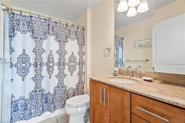 full bathroom featuring a notable chandelier, tile patterned flooring, vanity, toilet, and a shower with curtain